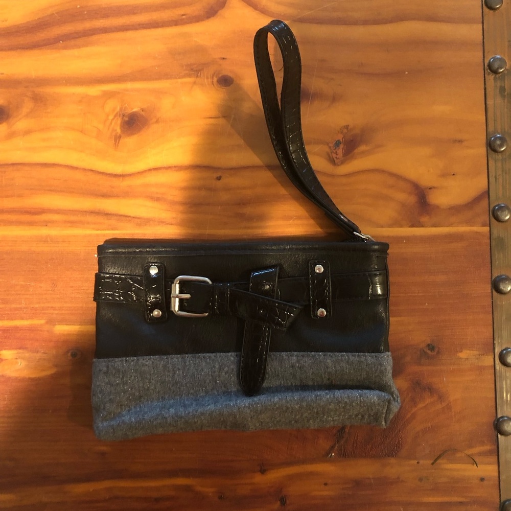 NY&Co black/gray wristlet